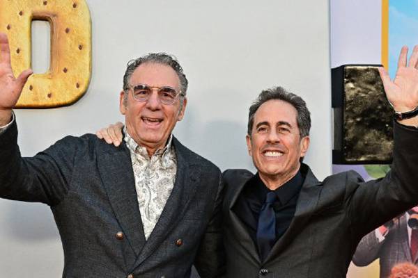 "Hey, buddy!" Reclusive 'Seinfeld' star Michael Richards supports Jerry at 'Unfrosted' premiere